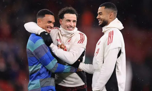 Mac Allister chế nhạo Trent, Jones lại gây bão vì hành động ngược lại