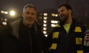 Carragher đi bộ cùng fan Dortmund đến Etihad, tạo nên khoảnh khắc hỗn loạn thú vị