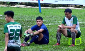 Sự cố hy hữu ở Giải hạng ba Quốc gia: Cầu thủ mang ghế ra sân ngồi phản đối trọng tài