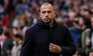 Ajax sa thải huấn luyện viên John Heitinga