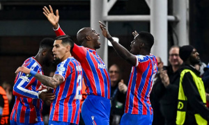 Sarr tỏa sáng với cú đúp, Crystal Palace dễ dàng hạ gục AZ Alkmaar
