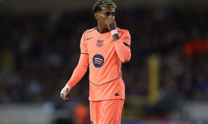 Yamal không thể che lấp sự hỗn loạn trong hàng thủ Barcelona