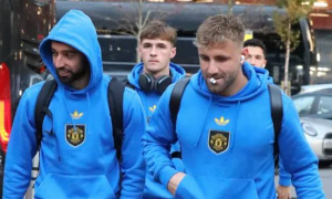 Mainoo và Martinez không cùng Man Utd hành quân tới London