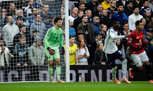Tottenham áp lực dồn dập, Lammens phản xạ xuất sắc cứu Man Utd