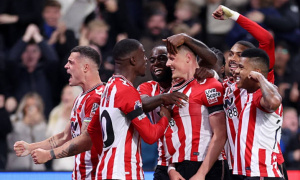 Người cũ Arsenal gieo sầu, Sunderland bất ngờ dẫn trước Pháo thủ