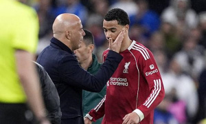 Ekitike thừa nhận từng 'khó chịu' với Arne Slot