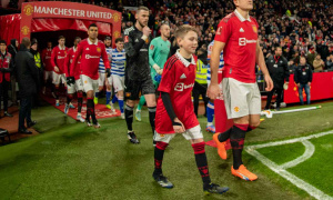 Giá vé mascot: Giấc mơ của trẻ nhỏ trị giá 2.000 Bảng và sự phẫn nộ tại Ngoại hạng Anh