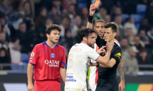 Lyon bất lực, trọng tài được Ligue 1 bênh vực sau trận thua PSG