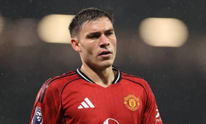 Manuel Ugarte 'lạc lối' ở Manchester United