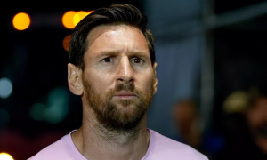 Lionel Messi và lần duy nhất xin lỗi người hâm mộ đối thủ sau khi ghi bàn