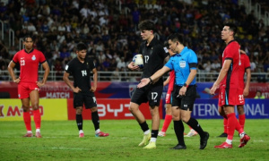 Jude Soonsup-Bell ra mắt đáng quên, sút hỏng penalty phút cuối