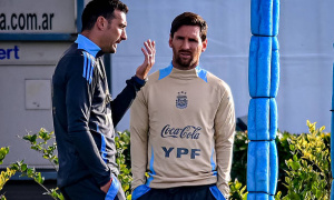 19 năm trước, Messi và HLV Scaloni cùng vào sân thay người trước Angola