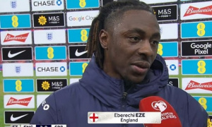 Eze tỏa sáng trước Serbia, fan Arsenal chỉ trích câu hỏi của phóng viên