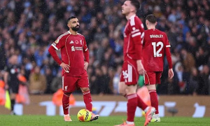 Arne Slot chật vật giải bài toán khó tại Liverpool