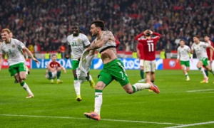 Parrott lập hat-trick và tỏ ra xúc động sau khi thắng Hungary