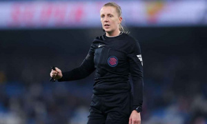 Nữ trọng tài Lisa Benn kiện PGMOL, tố bị HLV xô đẩy và trù dập