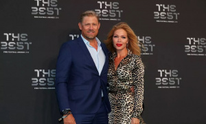 Peter Schmeichel cố gắng che giấu danh tính khi hẹn hò vợ mới