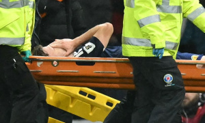 Cựu sao Liverpool rời sân bằng cáng sau khi kiến tạo siêu phẩm cho McTominay