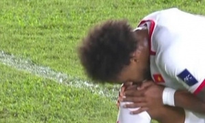 Xuân Son gây chú ý với pha ăn mừng đầy cảm xúc