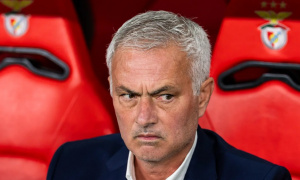 Mourinho nổi giận, thay 4 cầu thủ Benfica ngay sau giờ nghỉ