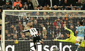 Howe ôm đầu khi Newcastle phung phí bốn cơ hội trước Man City