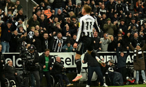 Harvey Barnes chuộc lỗi với cú đúp vào lưới Man City