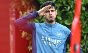 Arsenal gây chú ý khi Hincapie lần đầu đá chính ở Ngoại hạng Anh