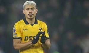 Rob Edwards hé lộ tình hình của Gomes giữa tin đồn Man Utd