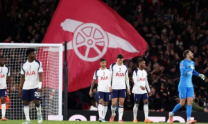 Neville: Hàng thủ Tottenham bị Arsenal 'xé toạc' vì thiếu kết nối