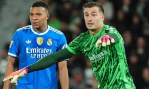 Mbappe bất lực trước Inaki Pena