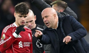 Gary Neville khuyên Liverpool đổi hệ thống phòng ngự