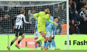 2 thái cực của Donnarumma trong trận thua Newcastle