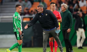 Antony xin lỗi sau pha thẻ đỏ khiến Betis thiệt quân