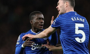 Gueye tát đồng đội, nhận thẻ đỏ gây tranh cãi trước MU