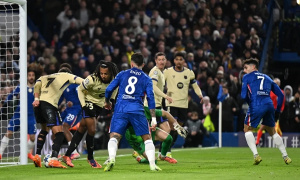 Thảm họa của Barca tại London: Cucurella gieo sầu, dấu hỏi thủ quân Araujo