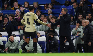 Chuyên gia: Lẽ ra Barca phải bán Araujo khi có cơ hội