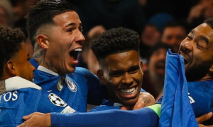 Estevao tỏa sáng trước Barcelona, được Henry ví với huyền thoại Man Utd