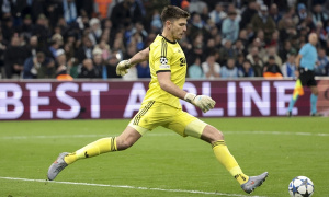 Thảm họa 20 giây của Nick Pope biếu chiến thắng cho Marseille