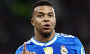 Mbappe tranh luận căng thẳng với phóng viên sau cú poker