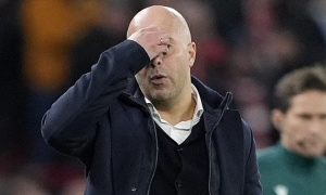 Gullit lo Slot sắp bị sa thải, Gerrard vẫn tin Liverpool chưa khủng hoảng