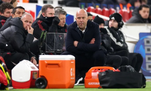 Làn sóng 'Arne Slot Out' bùng nổ: Liverpool chạm đáy kỷ lục tồi tệ sau 33 năm