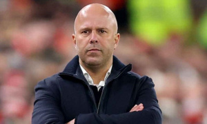 Arne Slot lên tiếng về tương lai sau thảm bại của Liverpool