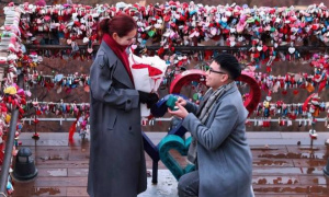 Đức Huy quỳ gối cầu hôn MC Huyền Trang tại Hàn Quốc