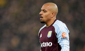 Malen bị ném vật thể lạ trúng đầu khi Aston Villa thắng Young Boys