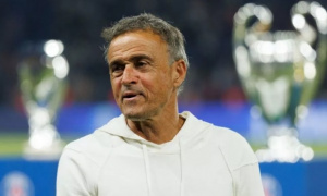 Liverpool nhắm Enrique, Klopp có thể tạm quyền nếu Slot ra đi