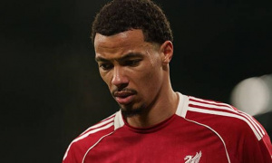 Liverpool nín thở vì chấn thương của Ekitike