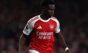 Saka cầu hôn bạn gái lâu năm bằng nhẫn 'khủng' tại London