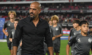 Cựu sao Man Utd bị cấm 6 tháng sau màn chào đón gây tranh cãi