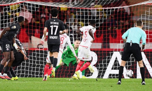 Thua 10 người của Monaco, PSG nguy cơ mất ngôi đầu bảng