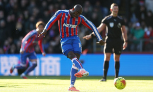 Luật mới từ IFAB giúp Jean-Philippe Mateta đá lại phạt đền